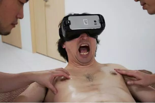 有按摩师配合的VR游戏体验，体验完，体验者尴尬了